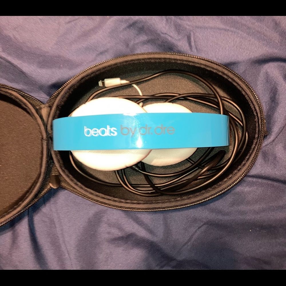 Beats By Dre includes the cord. *NOT WIRELESS*
